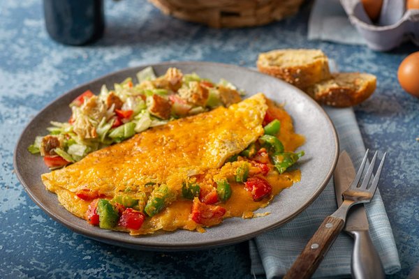 Quels conseils pour une omelette espagnole avec pommes de terre et oignons bien cuits?