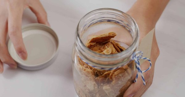 Comment faire des tuiles aux amandes fines et croquantes pour accompagner un dessert?